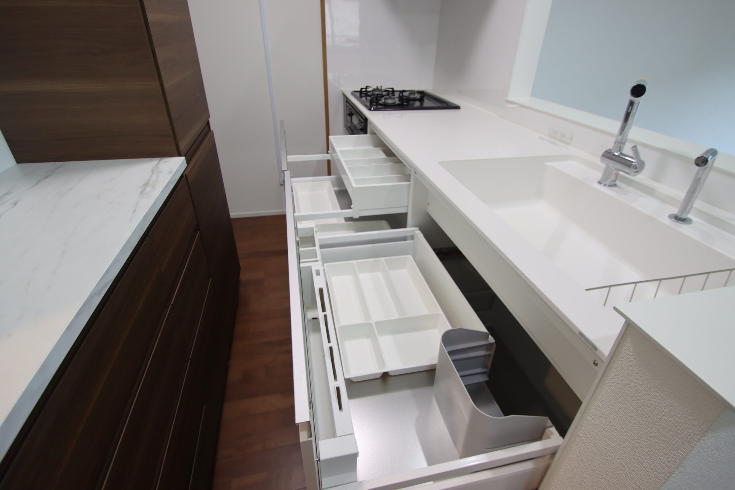 新品のキッチン