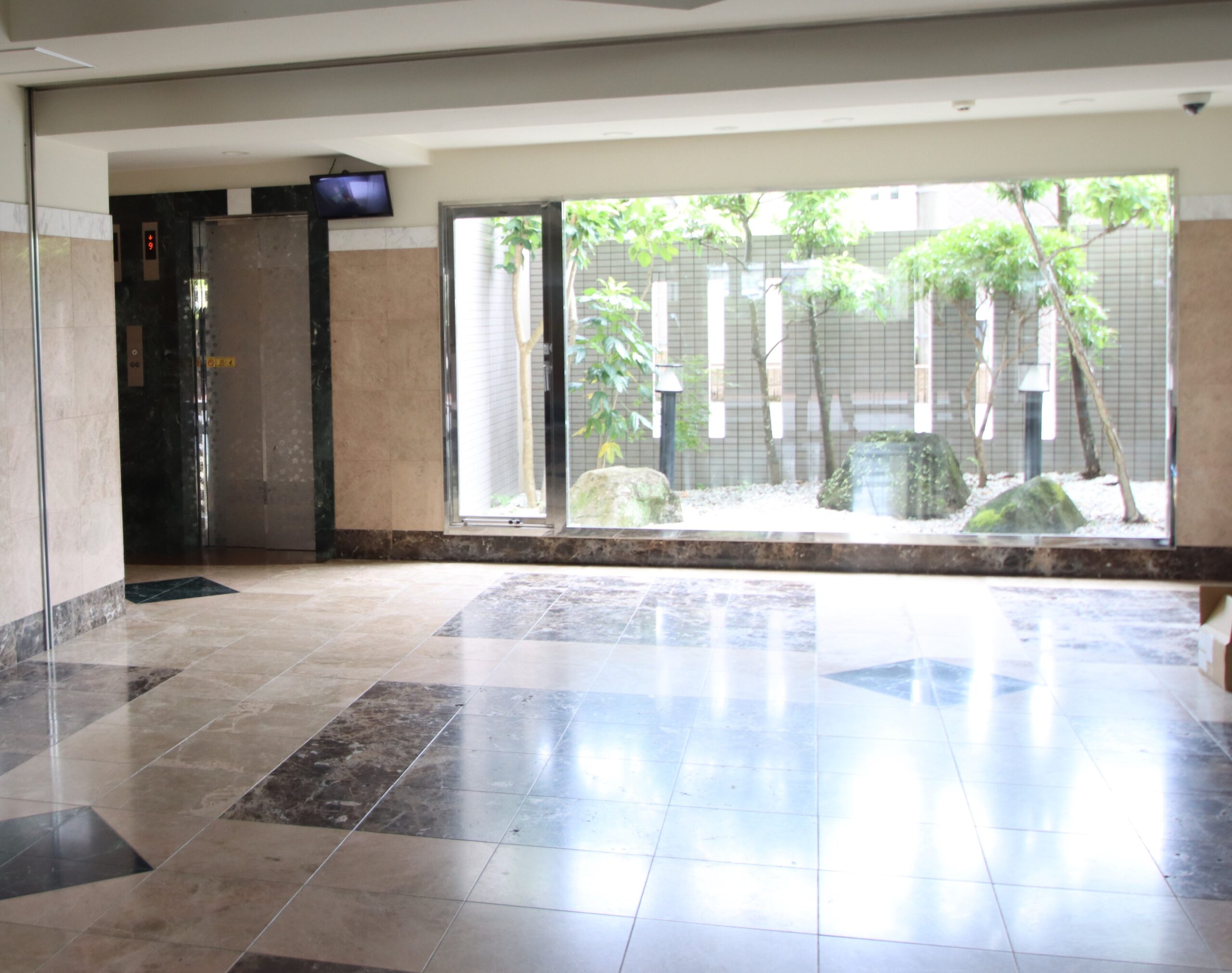 坪庭付きエントランス