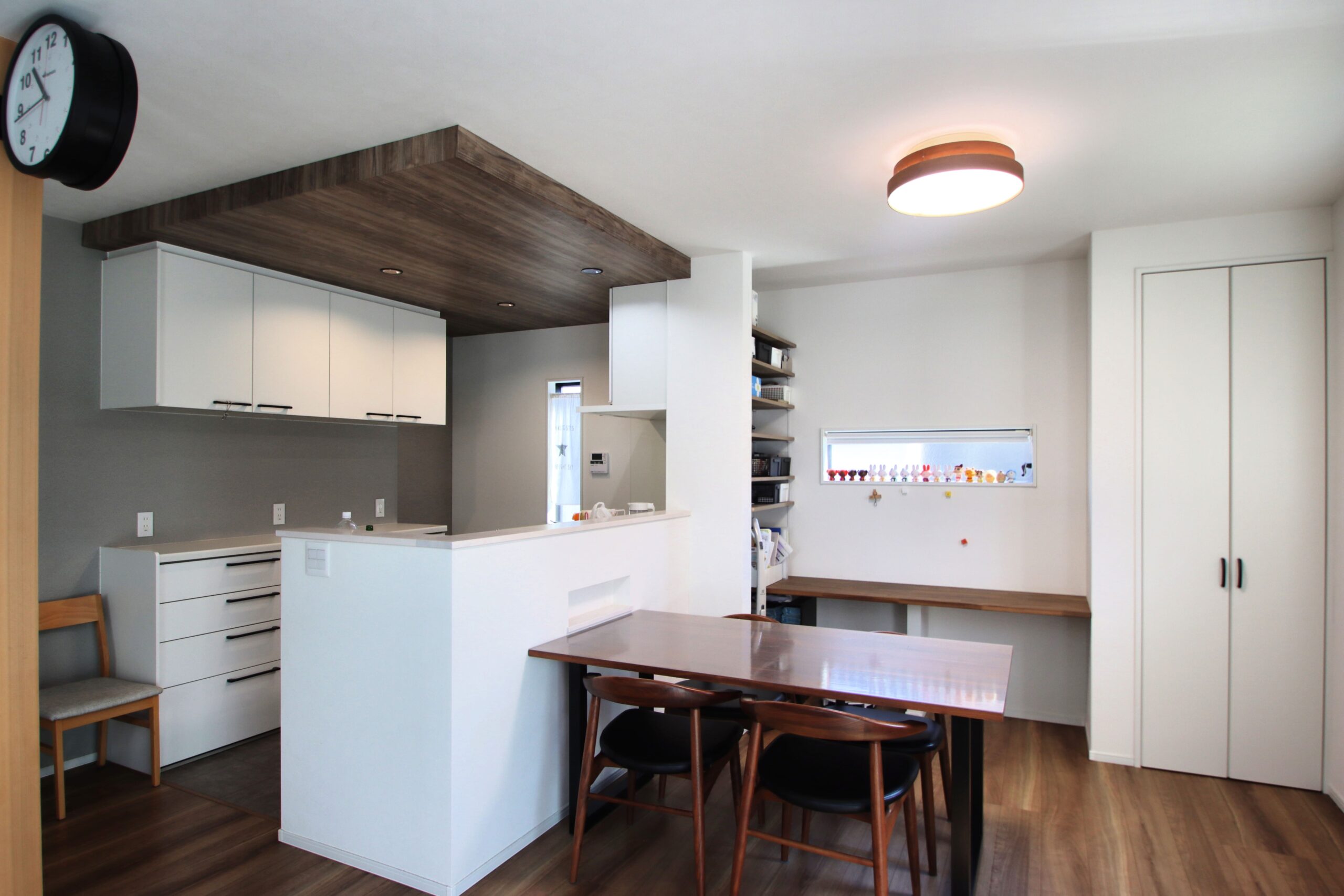 下がり天井がオシャレ♪家事ラクなカウンターキッチンのあるダイニング。