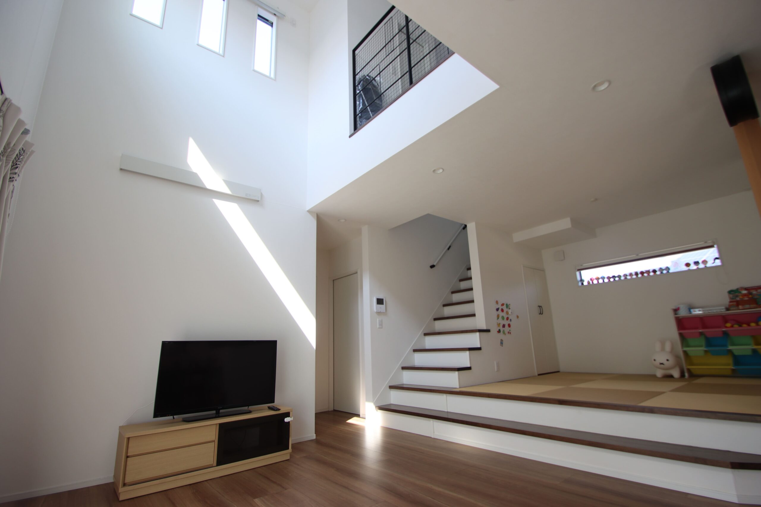 吹き抜けのある 広々とした明るいリビングです。