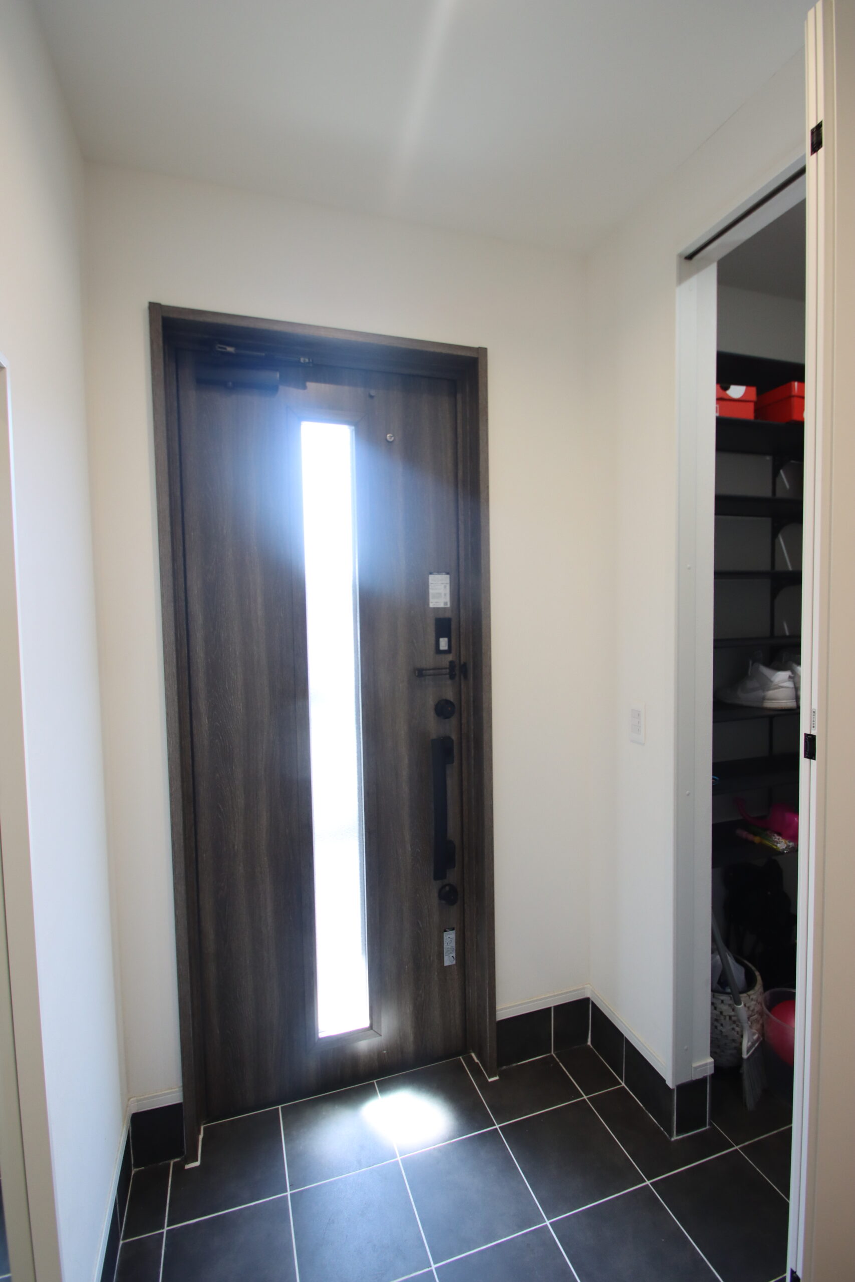 玄関はシューズインクロークもあるので突然の来客時も安心(^^)/