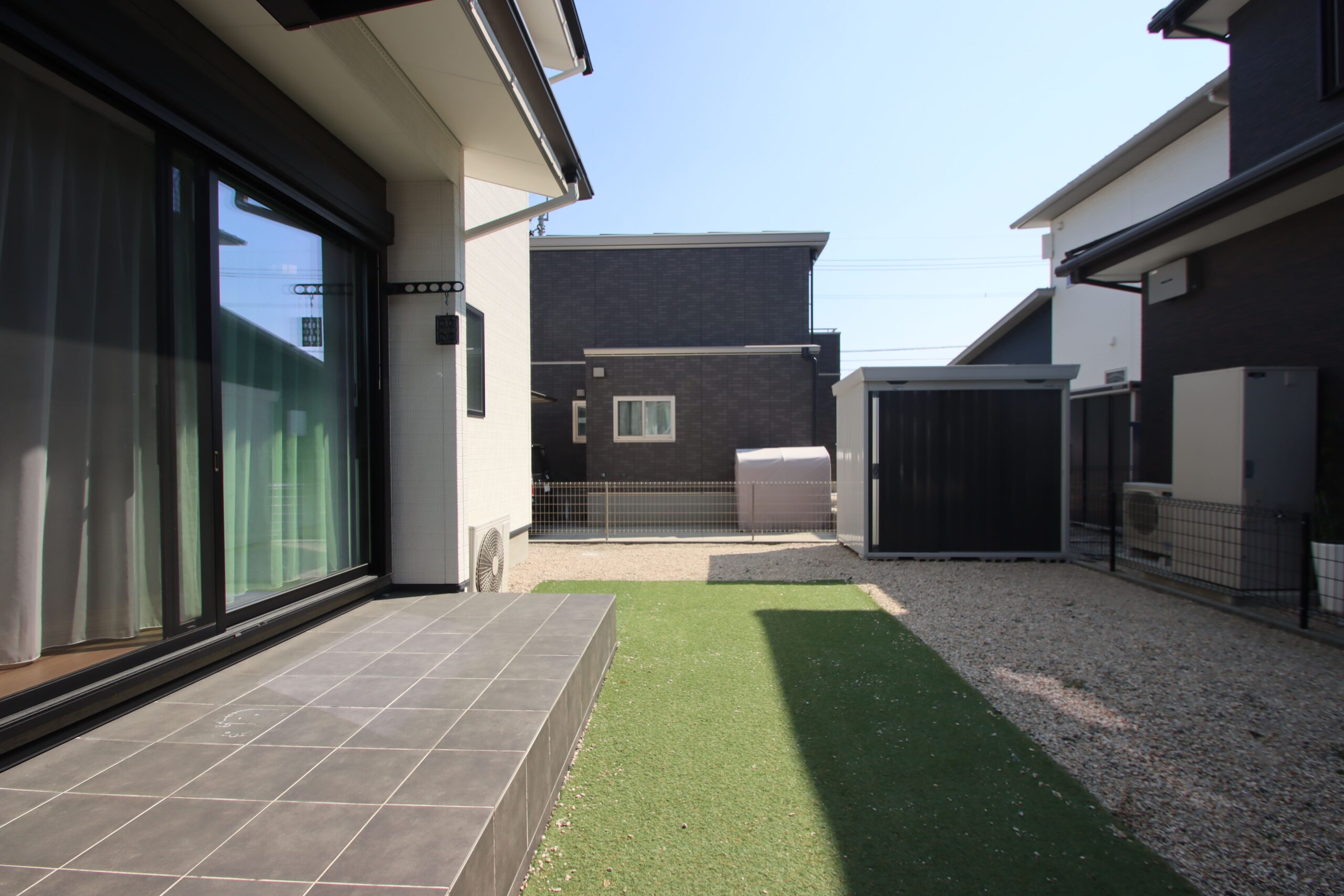 人工芝×タイルデッキの広々としたお庭。大きな物置もついてます!