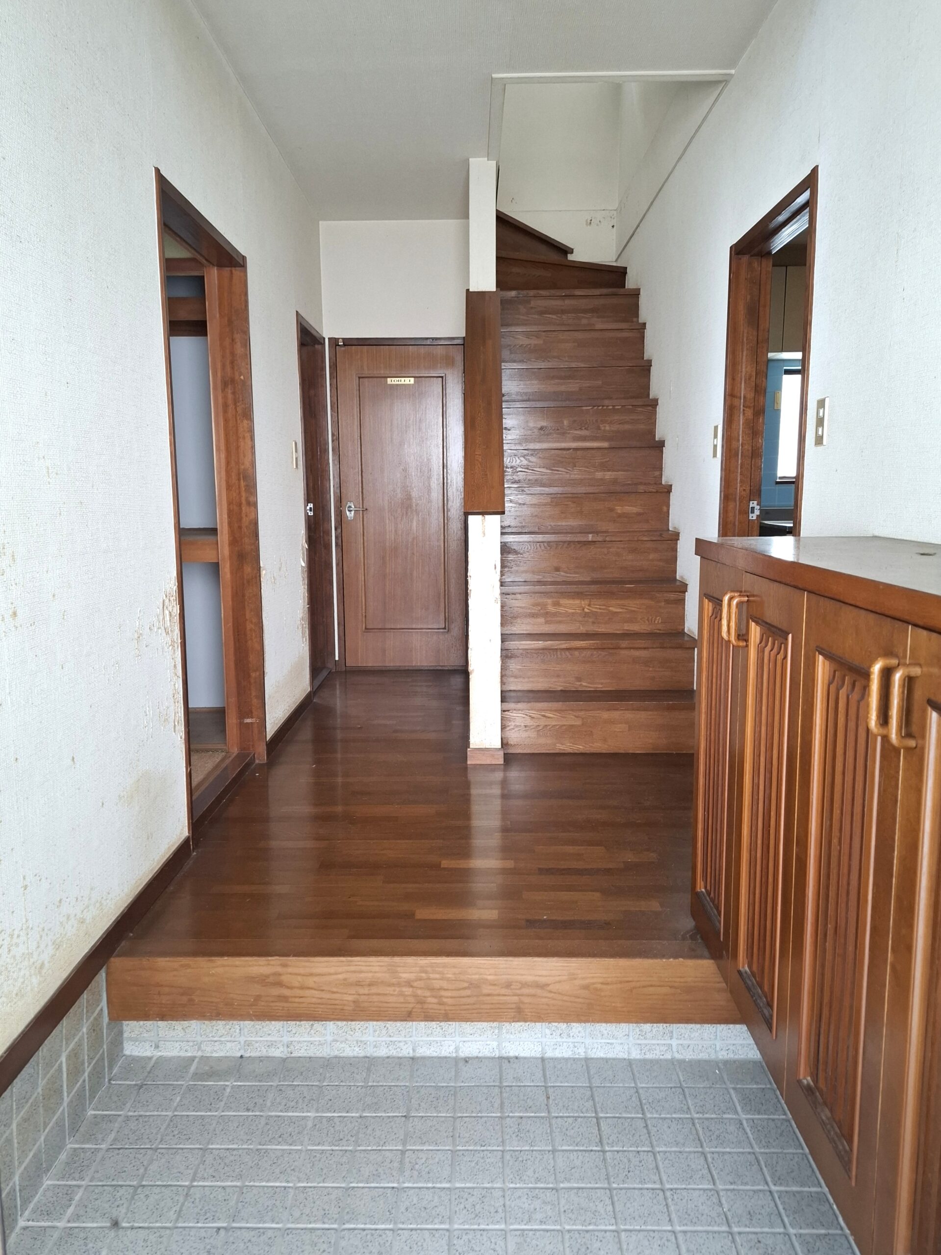 吹抜けの明るい玄関