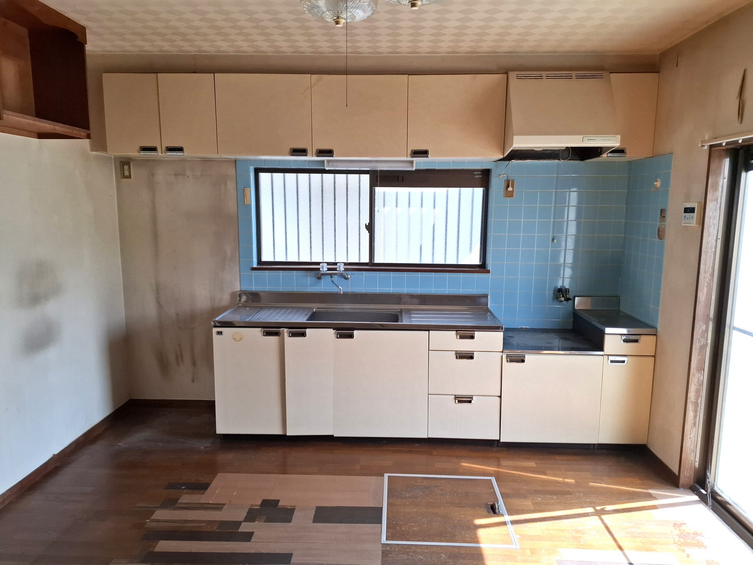 畳スペースと繋がったリビング。4面採光で明るい空間です。