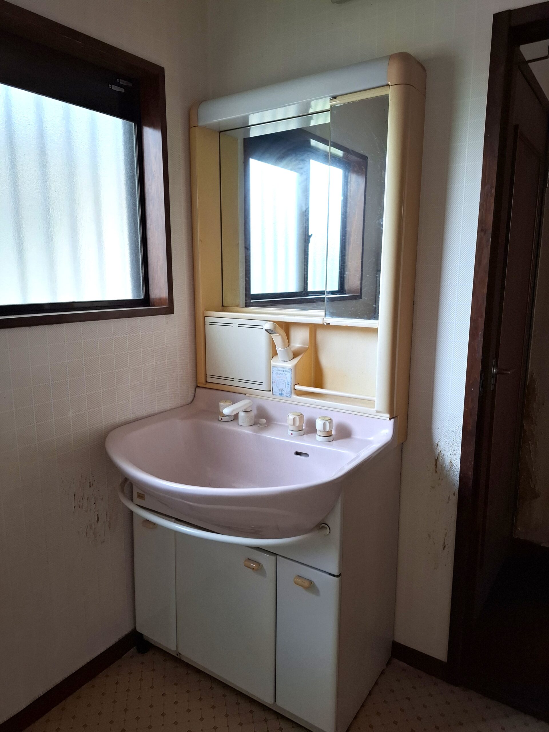 一部クロスの汚れがございますが水回りは全体的に綺麗にお使いです。クロスの張替え等お見積も可能です☆