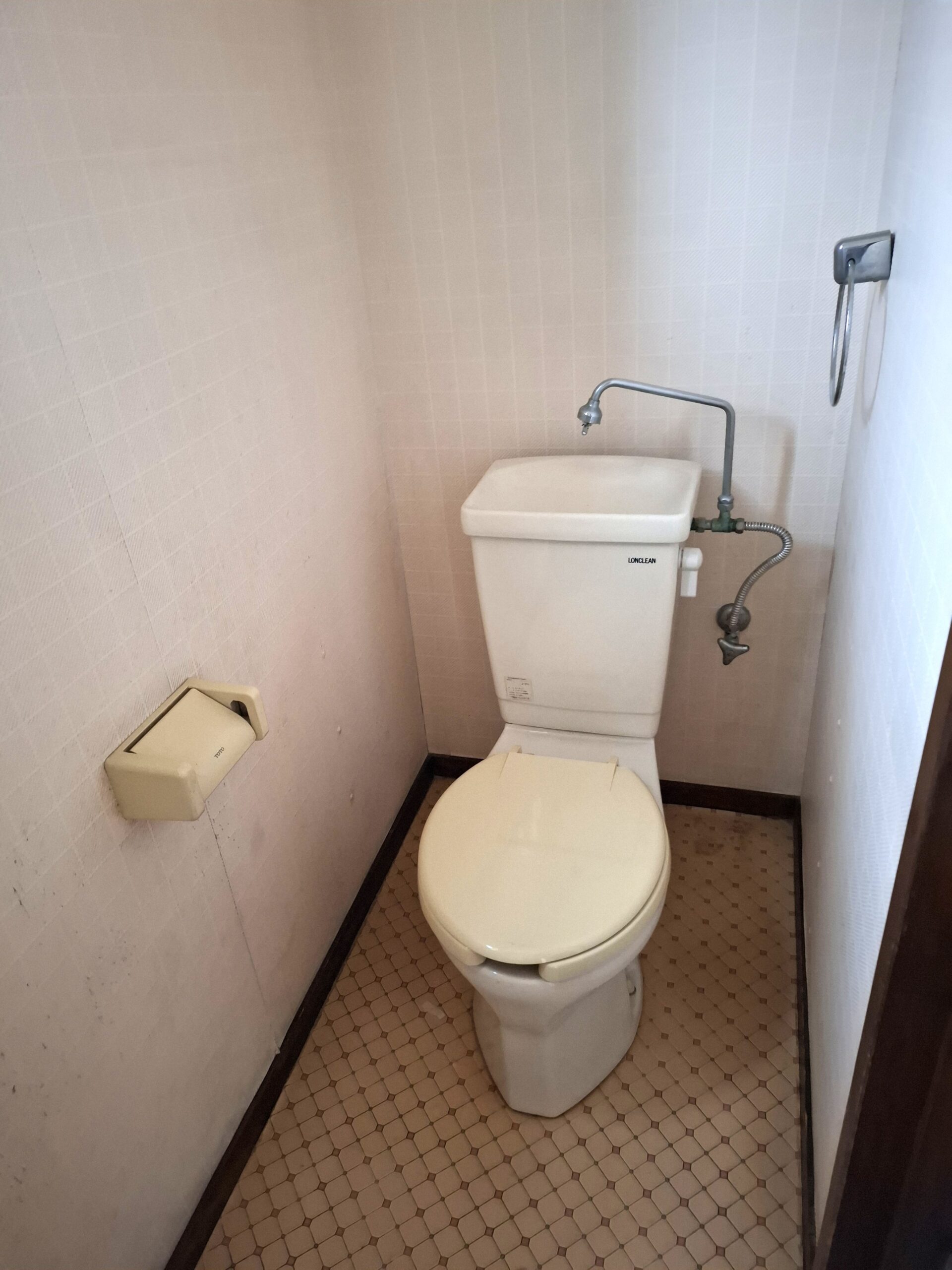 一部クロスの汚れがございますが水回りは全体的に綺麗にお使いです。クロスの張替え等お見積も可能です☆