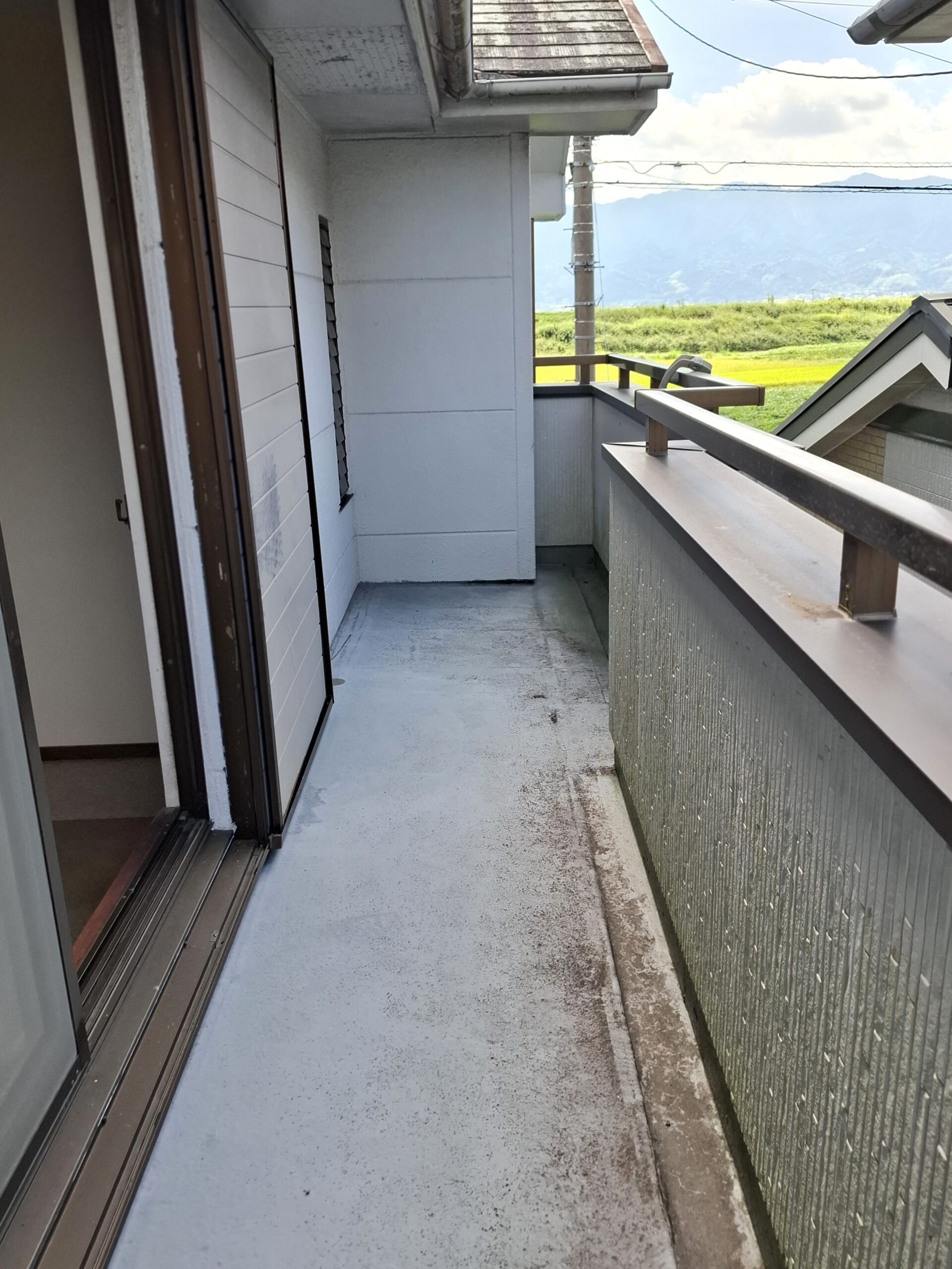 ベランダは幅がしっかりありお布団の天日干しができそうです!