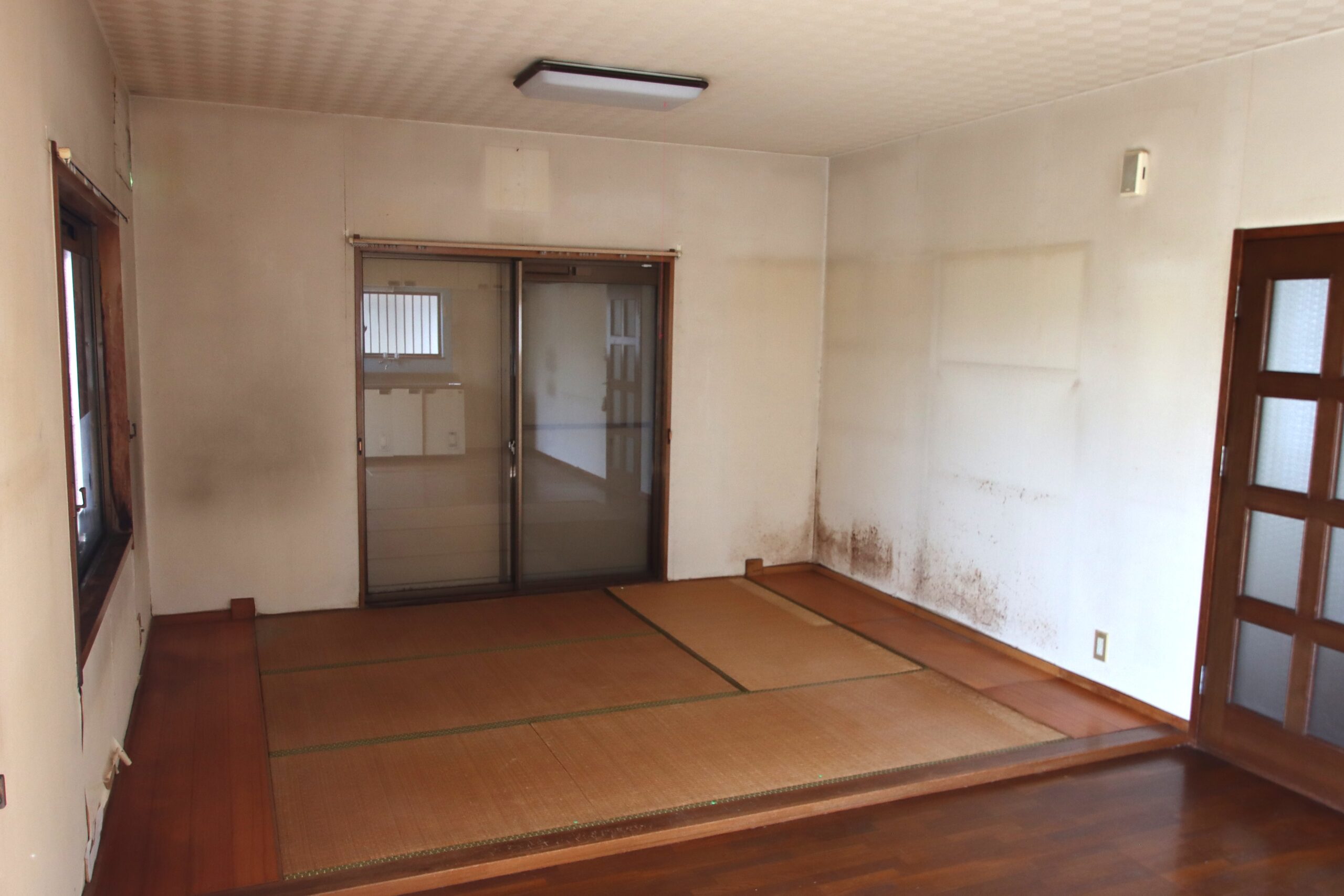 リビング畳スペース。窓は雨戸付きで安心して暮らせます。