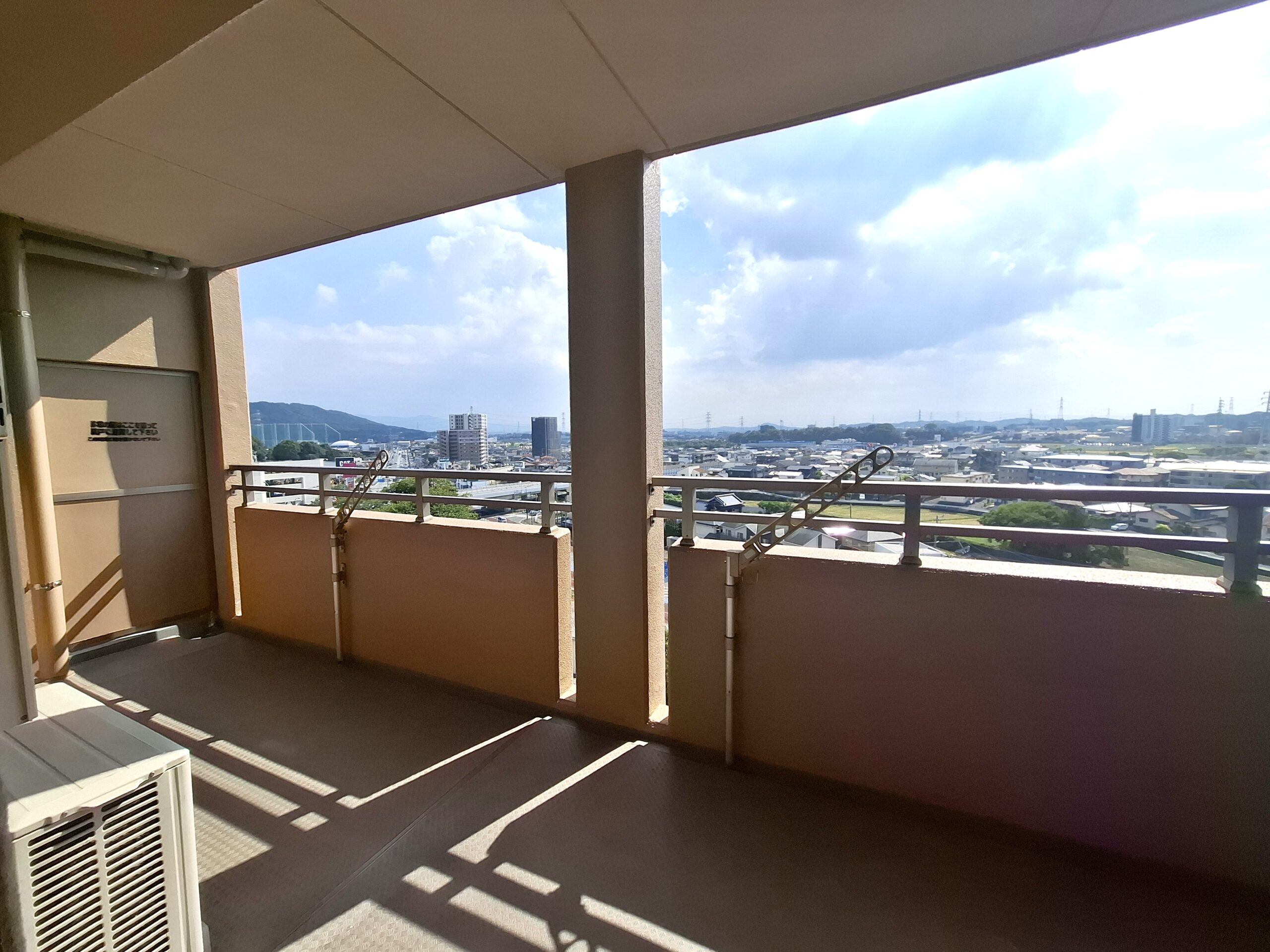 広々バルコニー。スロップシンク付き