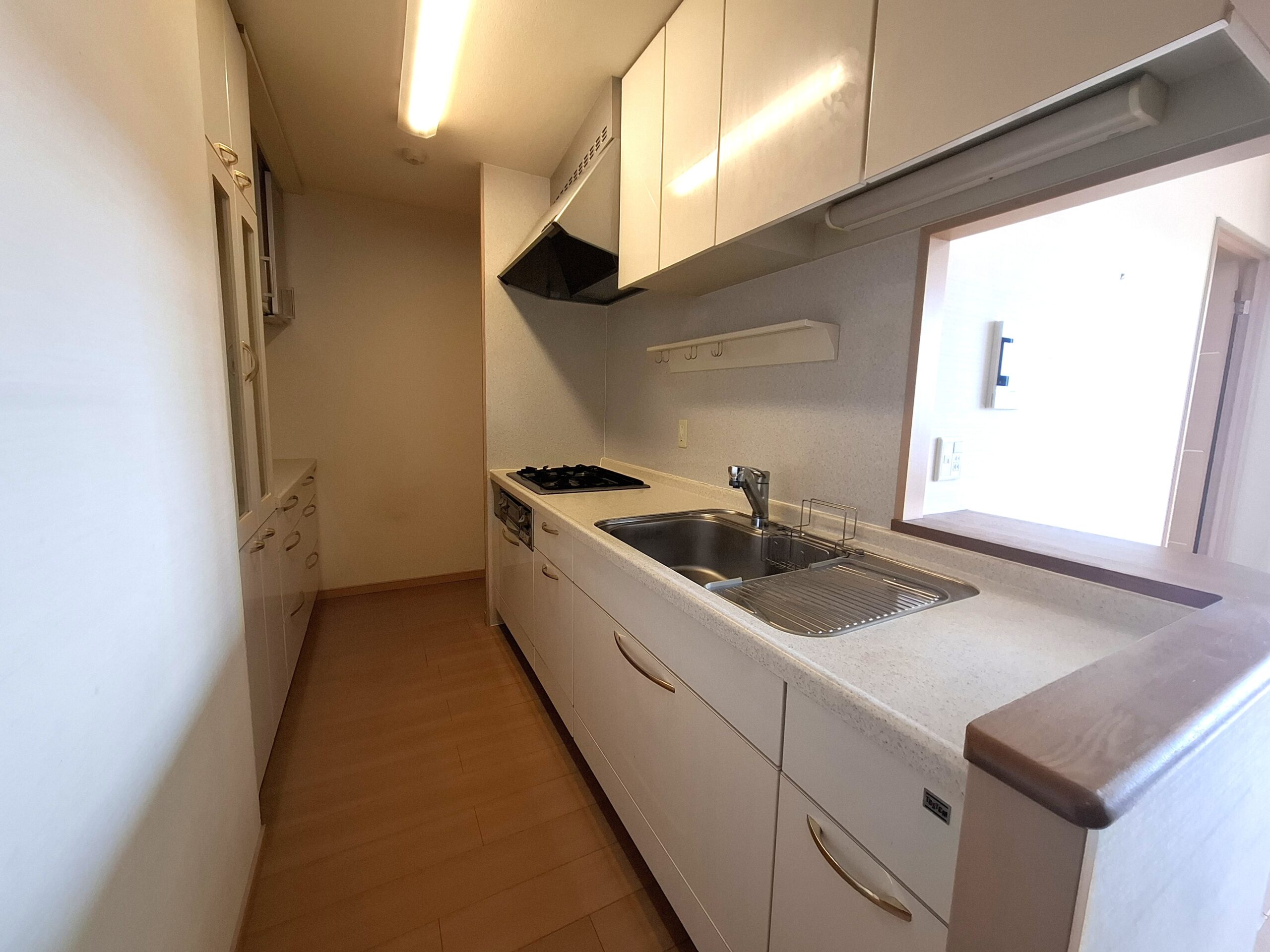 広々としたシステムキッチン!綺麗にお使いです。