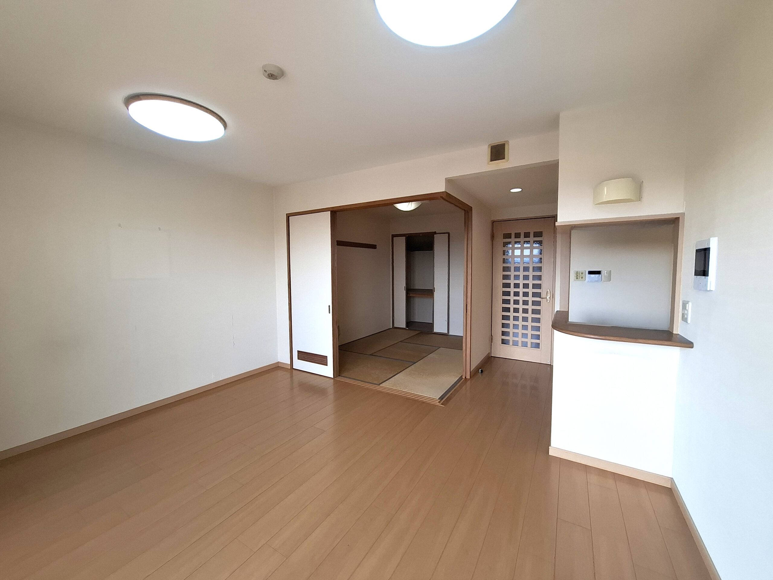 リビングと和室が隣接しており広々と感じます。