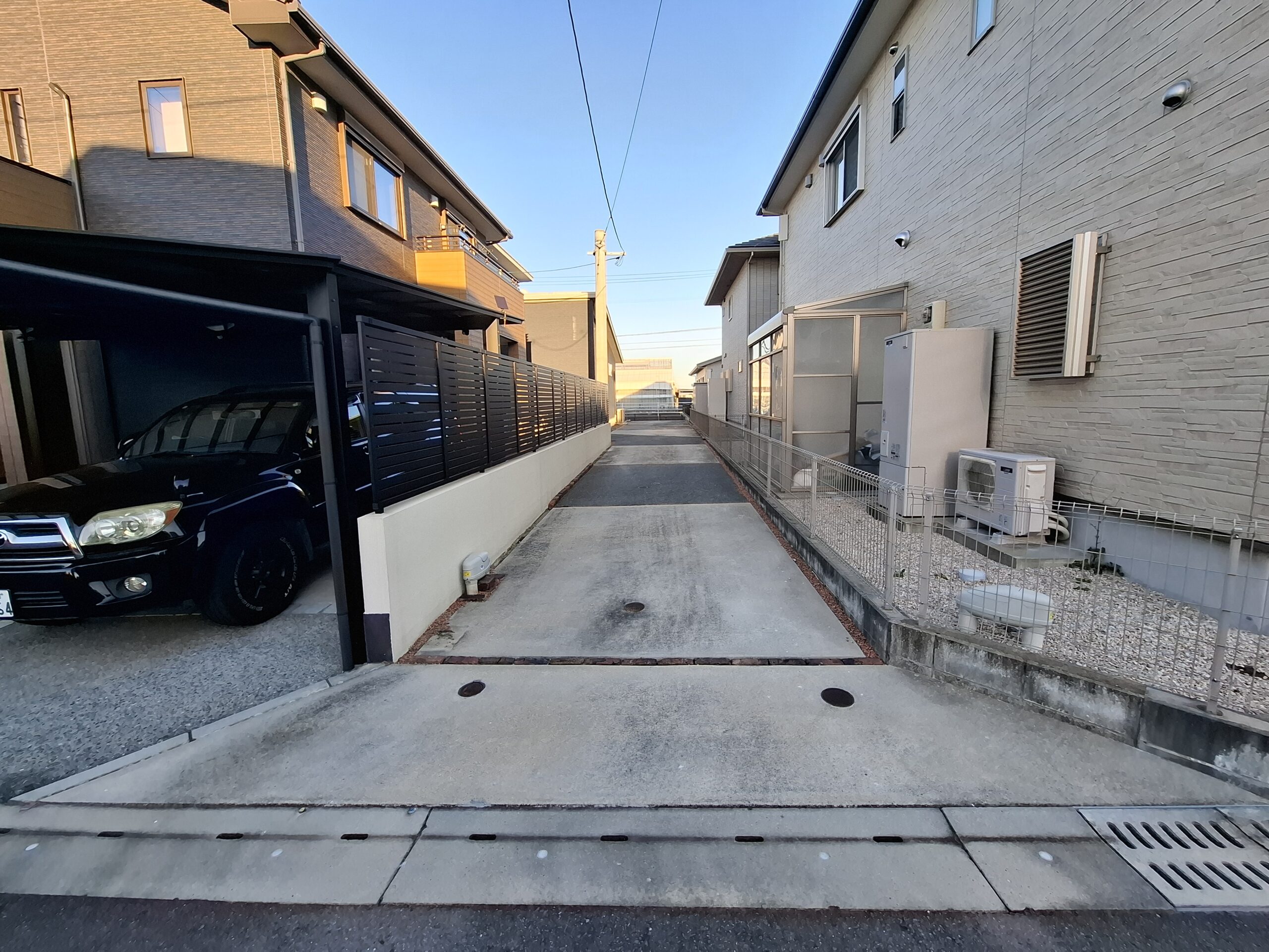 敷地入口。旗竿地なので来客時には縦列で複数台駐車可能です。